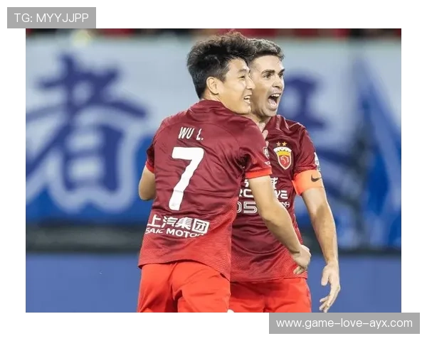 武磊反跑接球抽射入网现场掌声不断