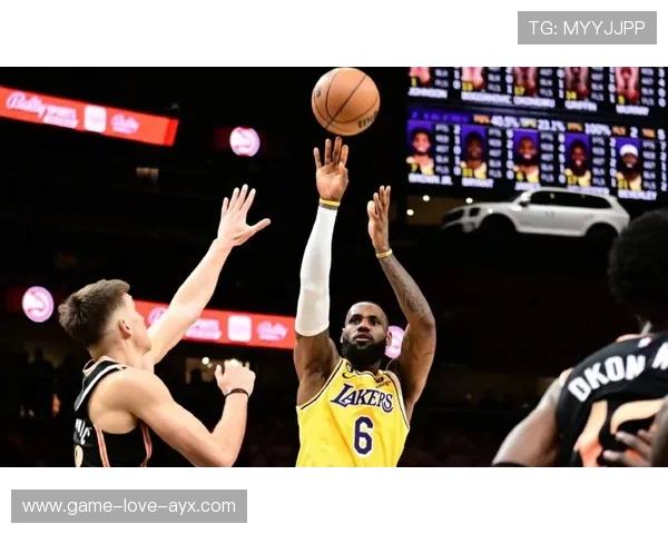 詹姆斯大力传球助攻反击，湖人运行流畅